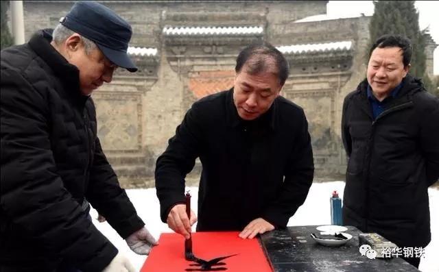 挥毫写春联 ，“福”气送村民